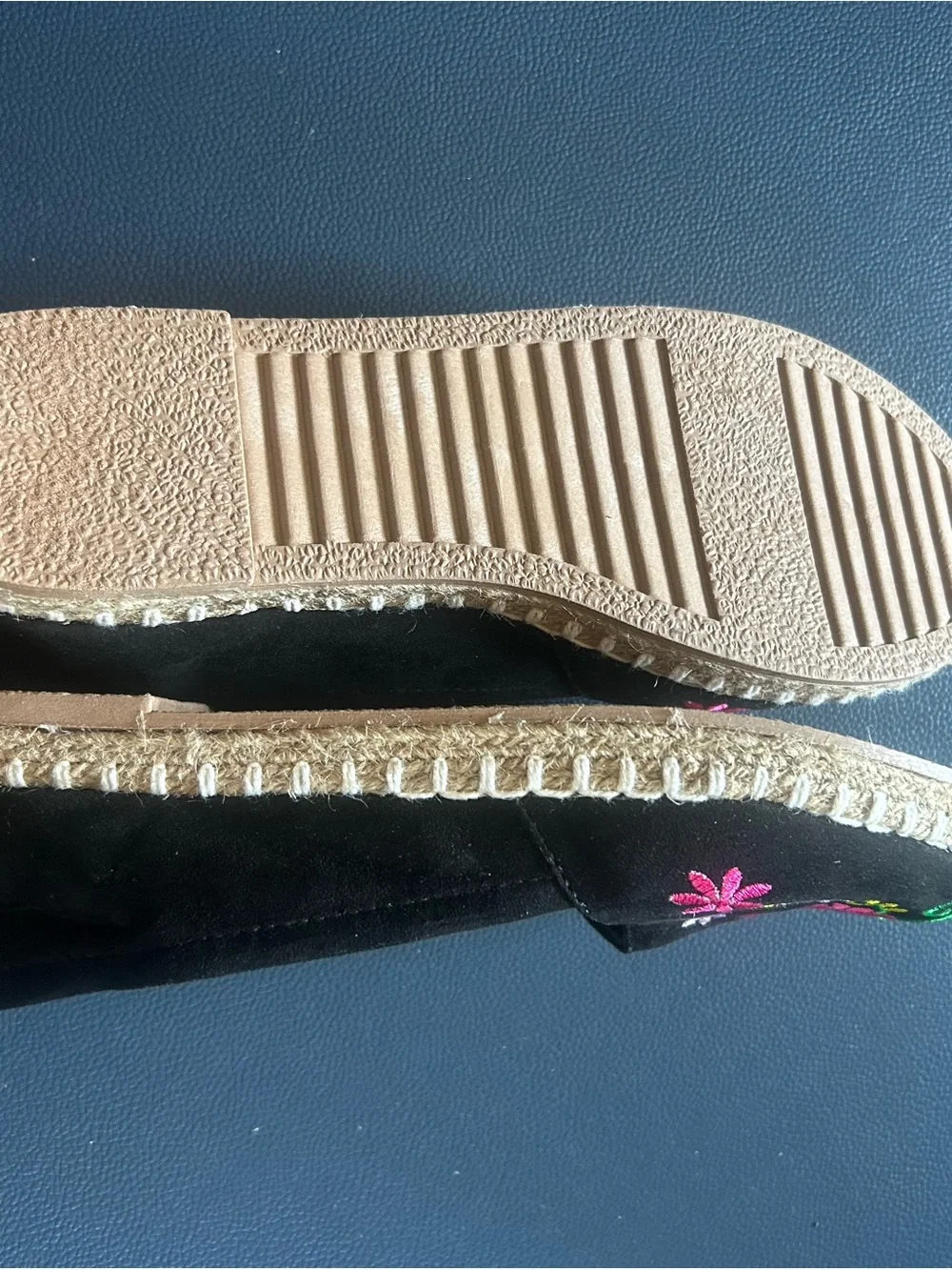 Calzado Fama-Her Embroidered Black Slip-On Flats with Florals